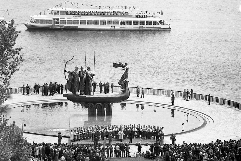 Пам'ятник засновникам Києва