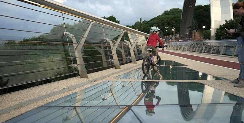 Скляний міст у Києві