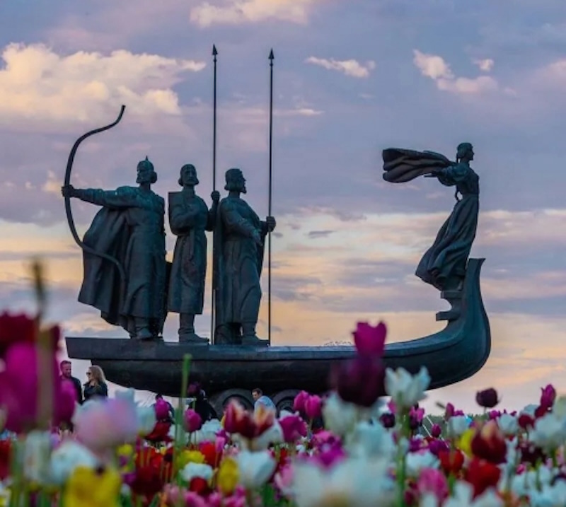 Пам'ятник засновникам Києва