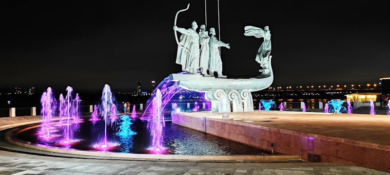 Пам'ятник засновникам Києва