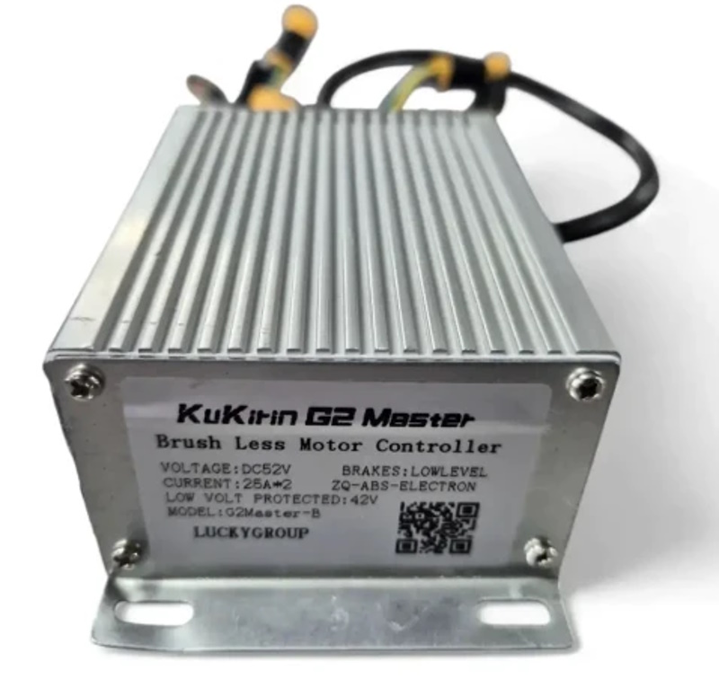 Контролер і акумулятор Kukirin G2 Max поряд з деталями G2 Master — порівняння розмірів і маркування